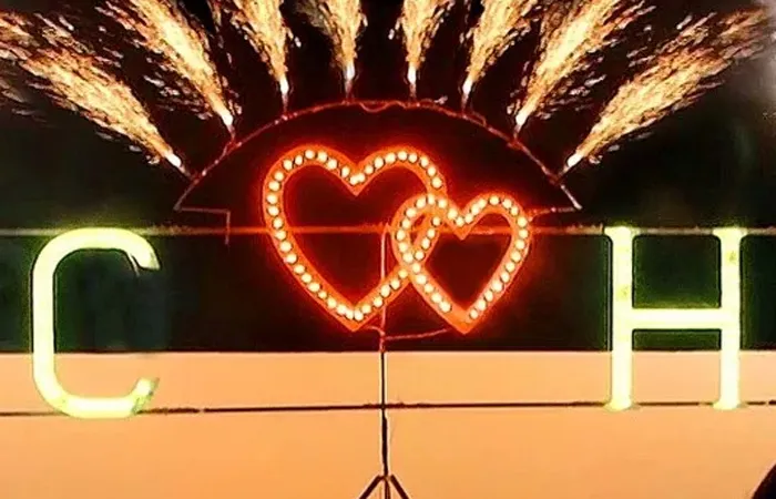 Огненный фейерверк горящие сердца — Тотьма Наземный салют в форме горящего сердца – это незабываемое шоу, которое создает самые яркие эмоции у молодоженов и приглашенных зрителей, гостей свадебного торжества. Современные пиротехнические изделия профессионального типа позволяют организовать захватывающие фейерверк шоу во главе с искристыми фонтанами в форме горящего сердца, букв, слов, цифр. Горящие салюты - сердца подчеркнут тематику свадебного торжества и помогут выделить главные моменты свадьбы — Тотьма организация и проведение фейерверк шоу от магазина пиротехники  — Тотьма