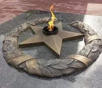 Бронзовый венок со звездой вечного огня в Тотьме (518550)