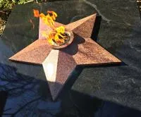 Звезда из красного гранита (518204) монтаж комплект горелка ГВД 379 10 89 00 ПС вечный огонь ø 1000 мм. монолит - массив  в Тотьме