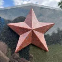 Красная звёздочка на гранитной плите в Тотьме (518416)